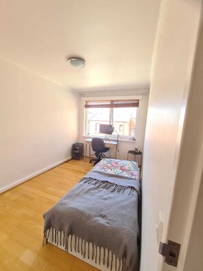 2 bedrooms, desk, iron/ironing board, WiFi