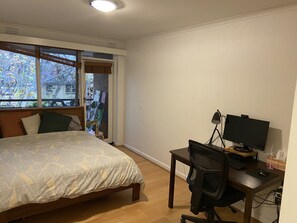 2 slaapkamers, een bureau, een strijkplank/strijkijzer, wifi