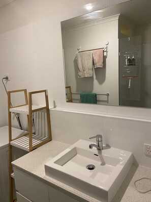 Een douche, een haardroger, handdoeken, toiletpapier