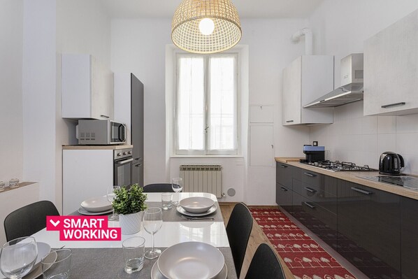 Jääkaappi, mikroaaltouuni, uuni, astianpesukone