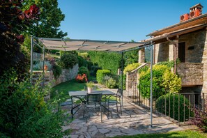 Outdoor dining - deluxe apartment 2 (cortona)