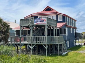 Exterior - Patriot House - Beachfront - Island Realty (Grand Isle)