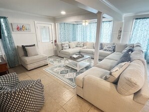 TV - Patriot House - Beachfront - Island Realty (Grand Isle)