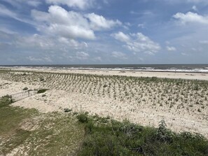 On the beach - Patriot House - Beachfront - Island Realty (Grand Isle)