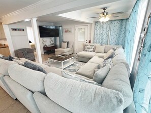 TV - Patriot House - Beachfront - Island Realty (Grand Isle)