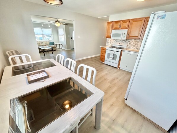 Dining - Single rancher minutes walk to Brigantine Beach (Brigantine)