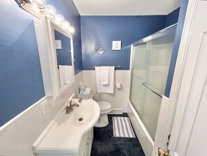 Towels, soap, shampoo - Single rancher minutes walk to Brigantine Beach (Brigantine)