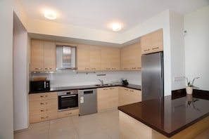 Apartamento superior | Cozinha privada | Geladeira grande, micro-ondas, fogão, cooktop