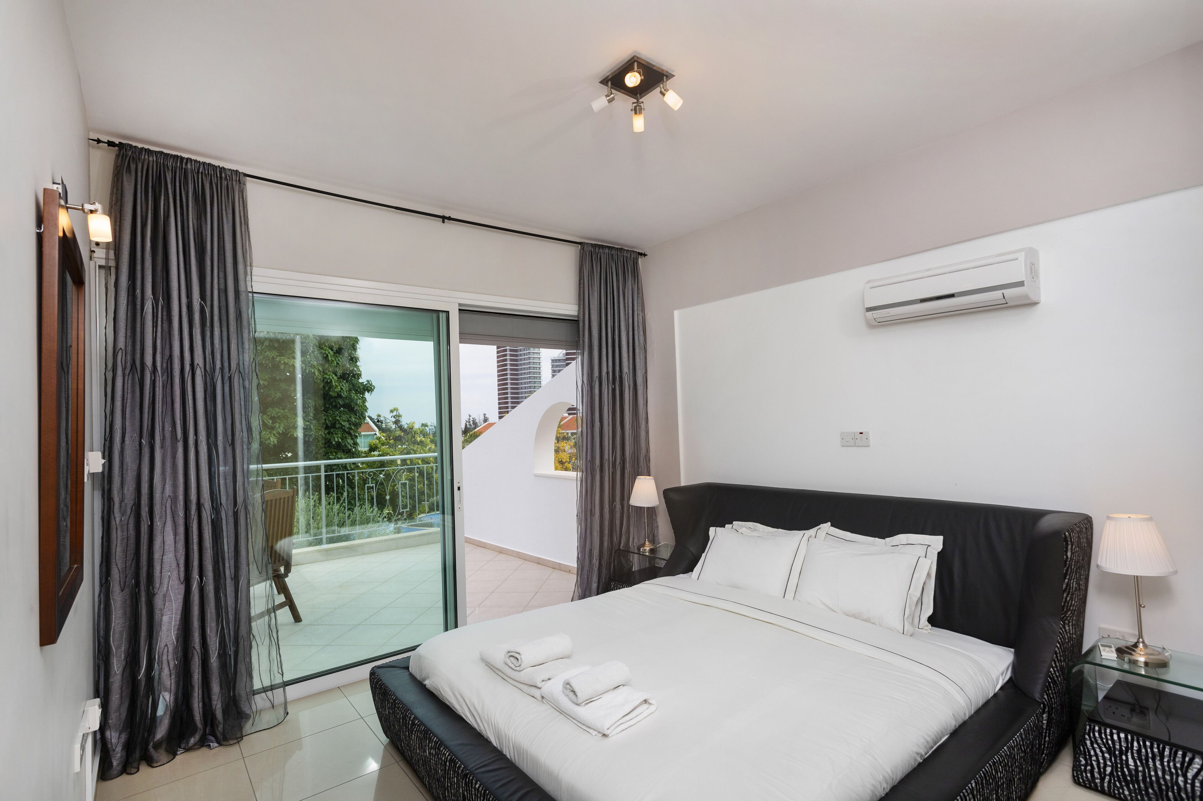 컴포트 아파트 | 각각 다른 스타일의 인테리어, 각각 다르게 가구 비치, 암막 커튼, 다리미/다리미판