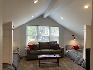 6 habitaciones, escritorio, tabla de planchar con plancha y internet