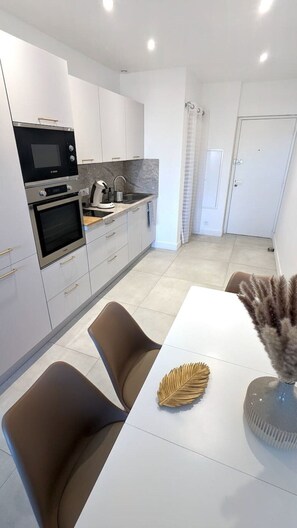 ثلاجة، ميكروويف، فرن، موقد طهي مسطح