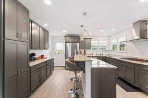 Réfrigérateur, four à micro-ondes, un four, surface de cuisson