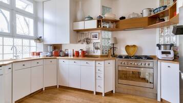 Fridge, oven, dishwasher, coffee/tea maker
