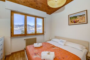 1 soverom og strykejern/-brett