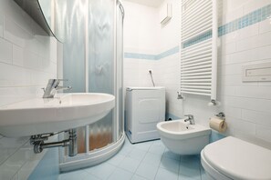 Dusche, Haartrockner, Bidet, Handtücher