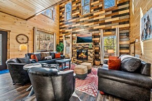 Fernseher, Kamin, Bücher