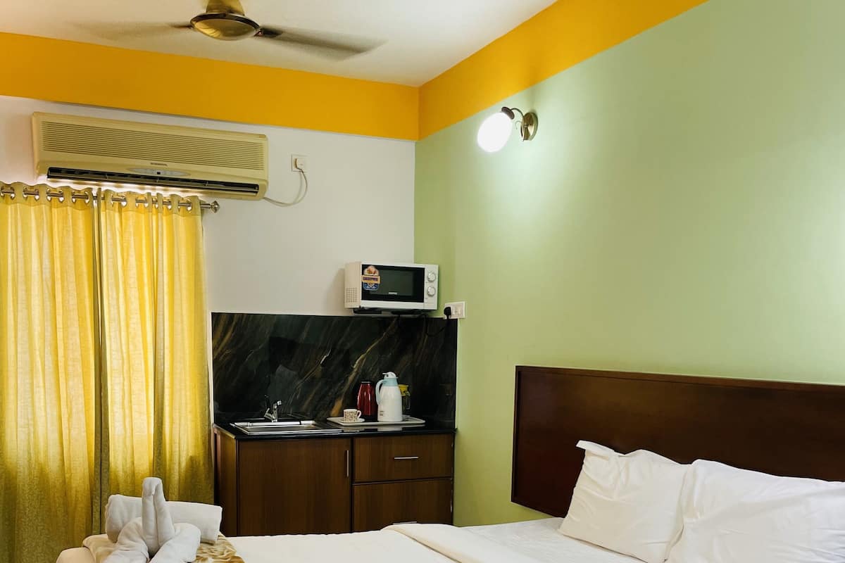 Kamar Double Premium | Brankas, meja kerja, tirai kedap cahaya, dan kedap suara