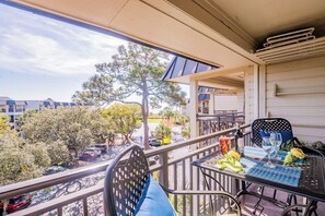 Outdoor dining - 352 Seaside Villas - Oceanfront, 1 Bedroom Suite (Hilton Head Island)