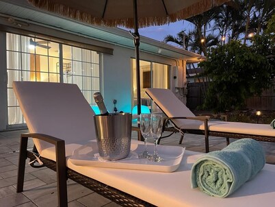 Paradise House 12 guest, private pool, 2 miles from white sand beach
