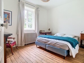 5 bedrooms, travel cot, free WiFi, bed sheets