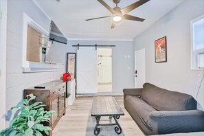 Smart TV, offices - Walk to USF | 4BR/3BA w/ 2 Master Suites + Yard & BBQ
Location+ 5 min walk to USF 2 Master suit (Temple Terrace)