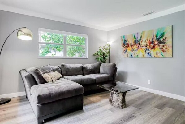 Smart TV, offices - Walk to USF | 4BR/3BA w/ 2 Master Suites + Yard & BBQ
Location+ 5 min walk to USF 2 Master suit (Temple Terrace)