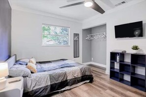 4 habitaciones, escritorio y tabla de planchar con plancha 