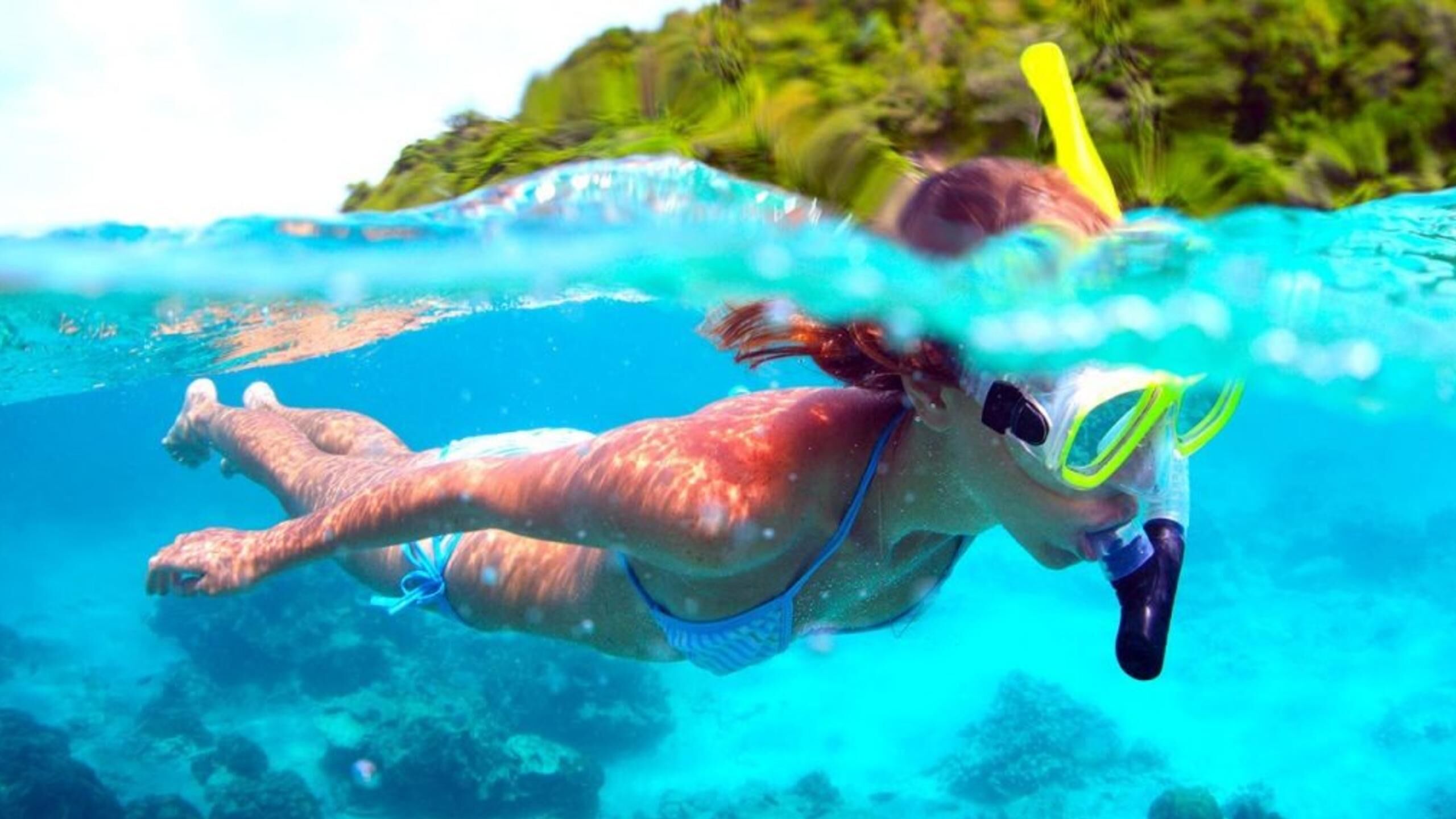 En person som snorklar under vattnet med hjälp av ett snorkelrör och en dykmask.
