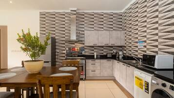 Refrigerador con freezer, microondas, horno, placa de cocina