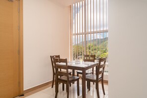 Apartamento Premier | Cocina privada | Frigorífico grande, microondas, horno y placa de cocina