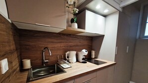 コーヒー / ティーメーカー、冷蔵庫、電子レンジ、コンロ