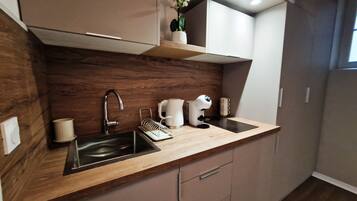 Refrigerador, microondas, placa de cocina, cafetera/tetera