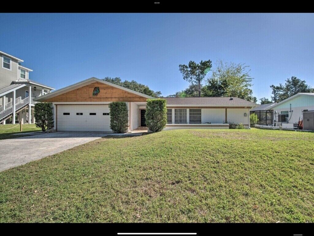 Stunning, canal front 3 BR home with private dock in Crystal River