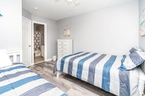 Room - Catchin' A Dream - 3BR Turtle Cove Unit - Sunset Views, Comm. Pool & Beach (Surf City)