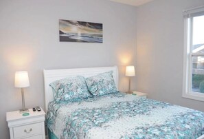 Room - Catchin' A Dream - 3BR Turtle Cove Unit - Sunset Views, Comm. Pool & Beach (Surf City)