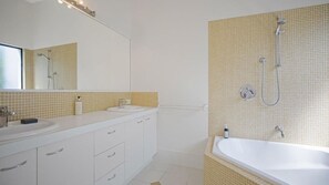 Dusche, Whirlpool, Haartrockner, Handtücher