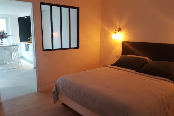 1 dormitori, escriptori i planxa i posts de planxar