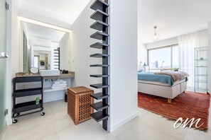 2 quartos, escrivaninha, ferros/tábuas de passar roupa