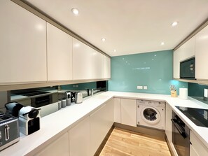 Fridge, microwave, oven, stovetop - VIP Serviced Apartments London Sleeps Upto 6 Guests Excellent Location (London)