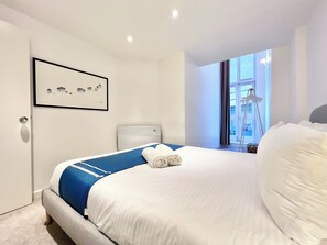 2 bedrooms, in-room safe, desk, iron/ironing board - VIP Serviced Apartments London Sleeps Upto 6 Guests Excellent Location (London)