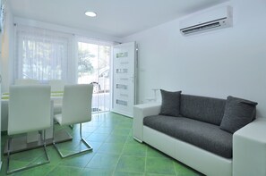 LED TV, fireplace - Spacious modern apt. with big patio and sea view (Slatine)