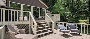 Lakefront 4 BR house with fire pit/ 2 KING BEDROOMS