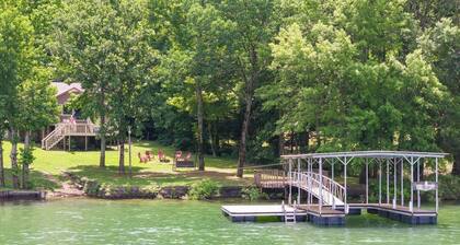 Lakefront 4 BR house with fire pit/ 2 KING BEDROOMS