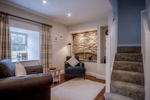 32-inch Smart TV with cable channels, TV, fireplace - Kiln Park Farmhouse - 4 Bedroom Cottage - Narberth (Narberth)