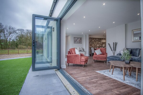 Property grounds - Kiln Park Farmhouse - 4 Bedroom Cottage - Narberth (Narberth)