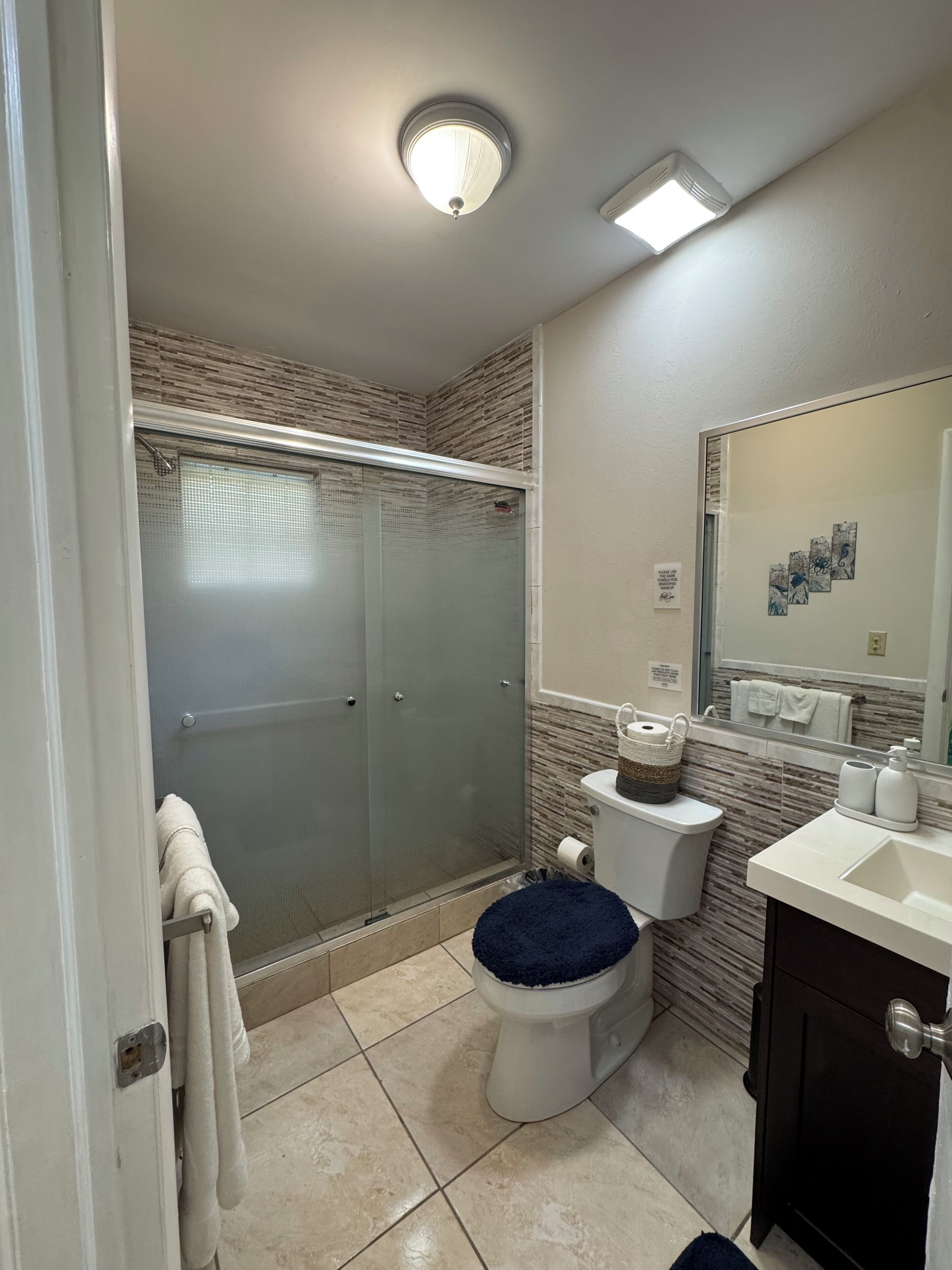 Hair dryer, towels, shampoo, toilet paper