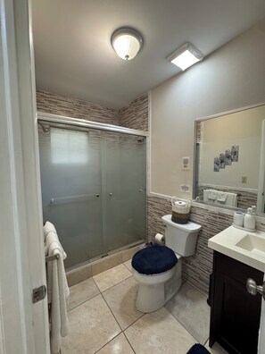 Hair dryer, towels, shampoo, toilet paper - Lovely one bedroom apartment 8-10 minutes walk to Grace Bay Beach (Providenciales)