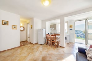 Family Apartment, 1 Bedroom (Beautiful Cozy Apt Terrace Shared) | Living room