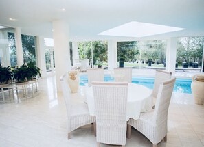 Una piscina cubierta