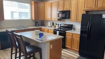 Een koelkast, een magnetron, een oven, een kookplaat